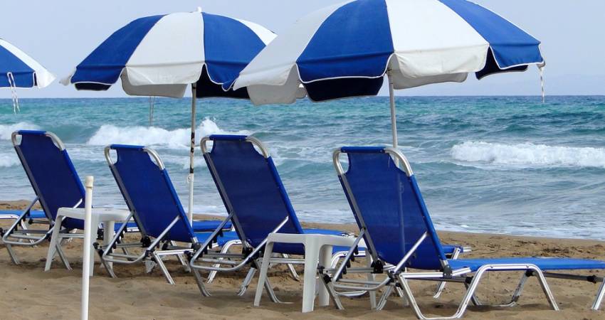 Hvis du vil sole deg mens du spiller golf eller vandrer på stranden, kan du kjøpe en eiendom til salgs i Playa Flamenca