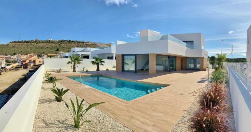 Découvrez combien la vie s'intègre dans cette magnifique nouvelle villa à vendre à Benimar grâce à ses espaces ouverts 
