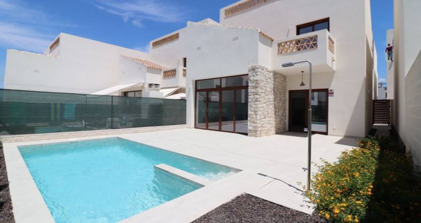 Villaen til salgs i Benijófar med basseng og terrasse, ideell for å nyte middelhavssolen og strendene på Costa Blanca