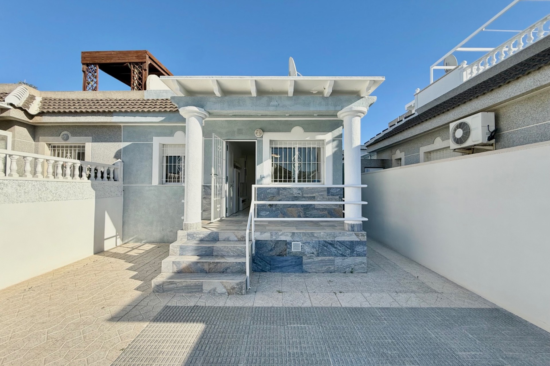 Re-Sale - Semi Detached Villa - Torrevieja - El Chaparral