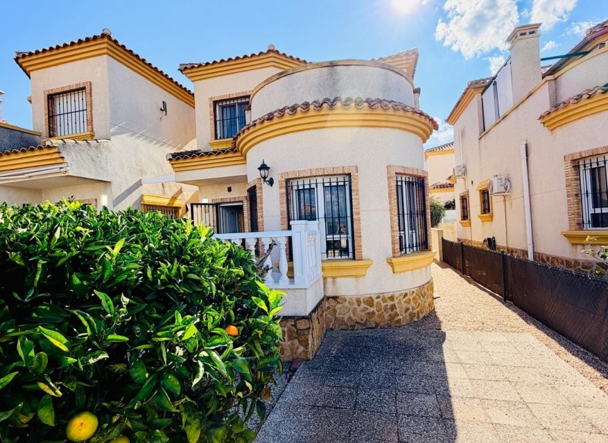 Videresalg - Frittliggende Villa - Los Montesinos - La Herrada