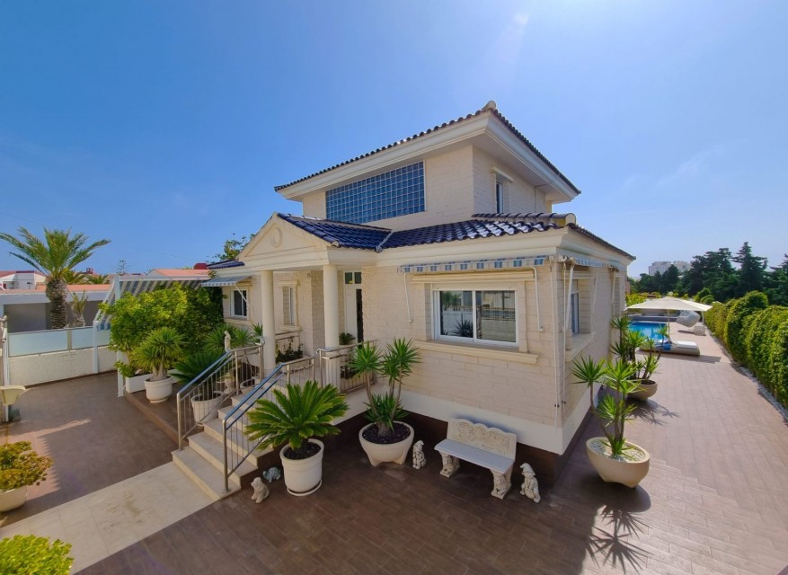 Videresalg - Frittliggende Villa - Torrevieja - La Mata - Byen