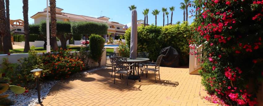 Rekkehus med privat takterrasse og utsikt i Doña Pepa, Costa Blanca