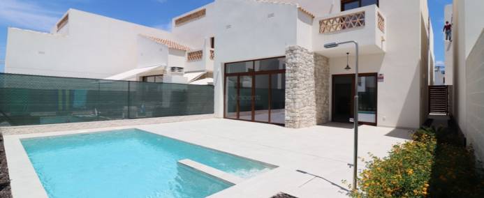 Villaen til salgs i Benijófar med basseng og terrasse, ideell for å nyte middelhavssolen og strendene på Costa Blanca