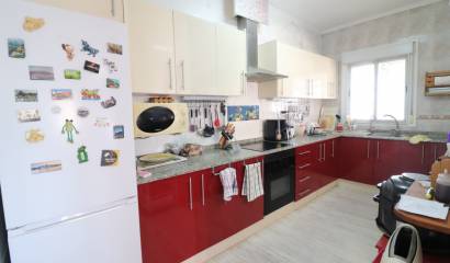 Golf and the beach at this villa for sale in Benimar