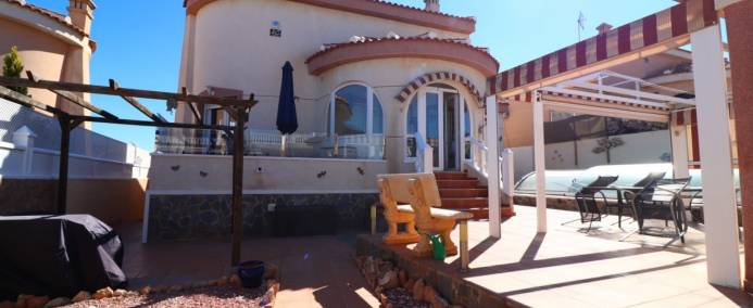 Enjoy the Mediterranean lifestyle, golf and the beach at this villa for sale in Benimar