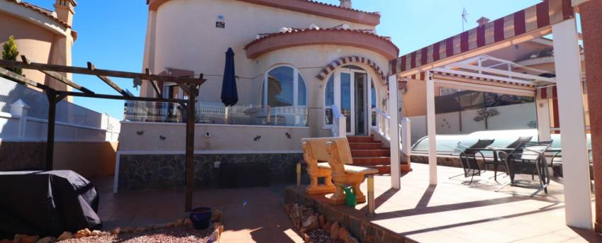 Profitez de l'art de vivre méditerranéen, du golf et de la plage dans cette villa à vendre à Benimar