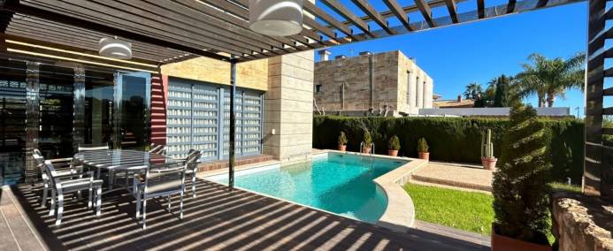 Luxury villa for sale in Dehesa de Campoamor: exclusivity by the Mediterranean Sea