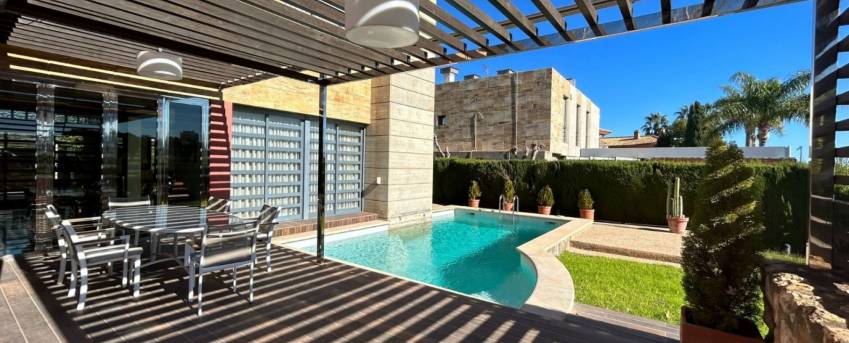 Luxury villa for sale in Dehesa de Campoamor