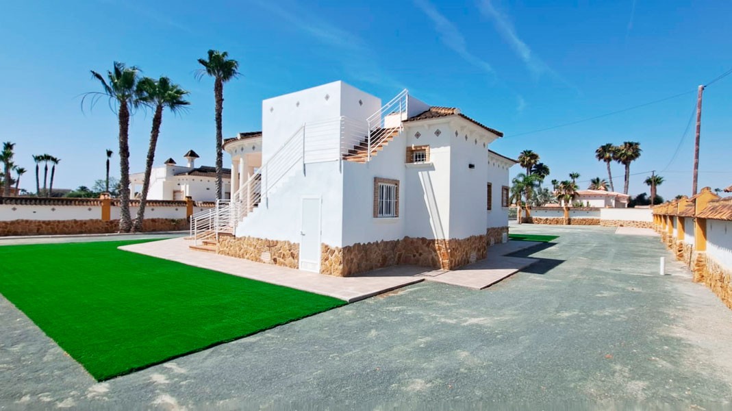 Finca with 3 Bedrooms in Catral, Alicante with Large Plot and Mountain View