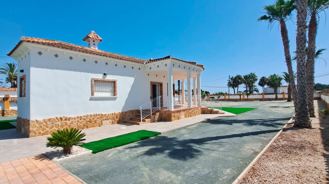 Finca with 3 Bedrooms in Catral, Alicante with Large Plot and Mountain View