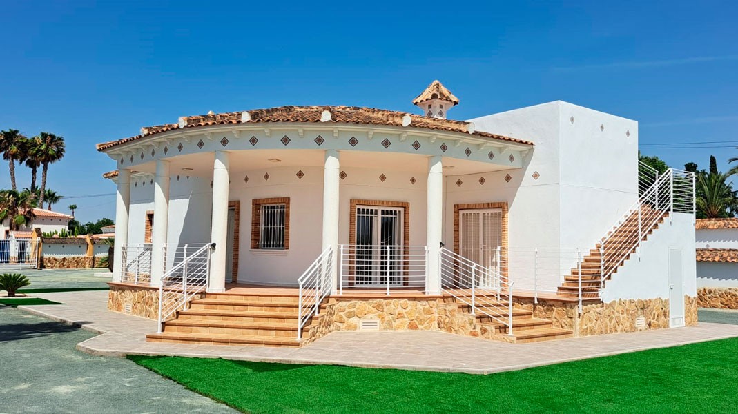 Finca with 3 Bedrooms in Catral, Alicante with Large Plot and Mountain View