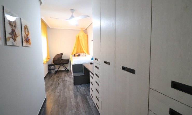 Wederverkoop - Herenhuis - Redovan - Redovan - Stad