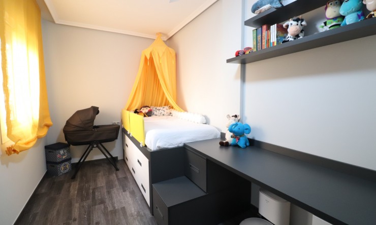 Wederverkoop - Herenhuis - Redovan - Redovan - Stad