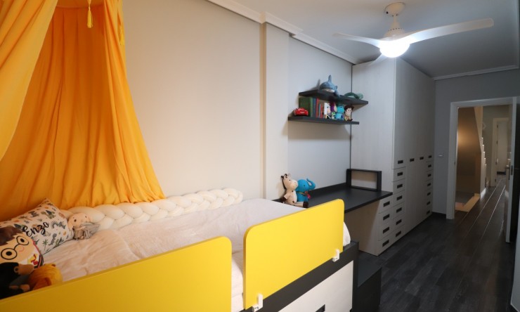 Wederverkoop - Herenhuis - Redovan - Redovan - Stad