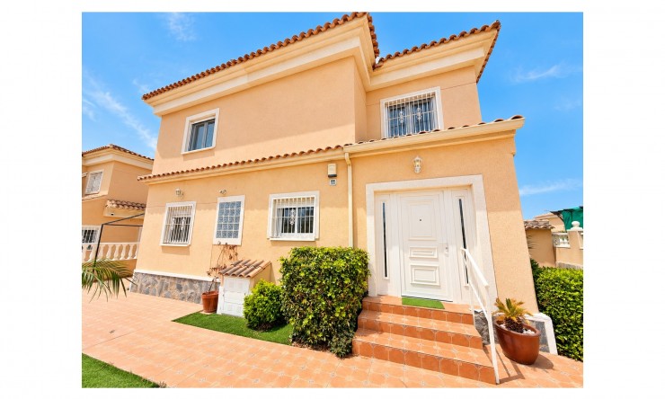 Videresalg - Frittliggende Villa - La Marina - La Marina - Urbanisering